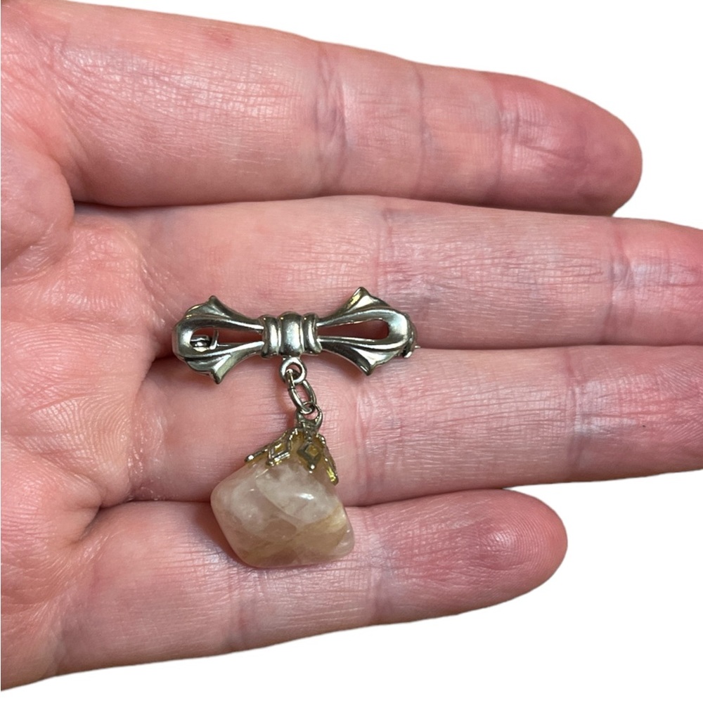 ✨ 3/$15 Silver Toned Bow Brooch with Pink Stone